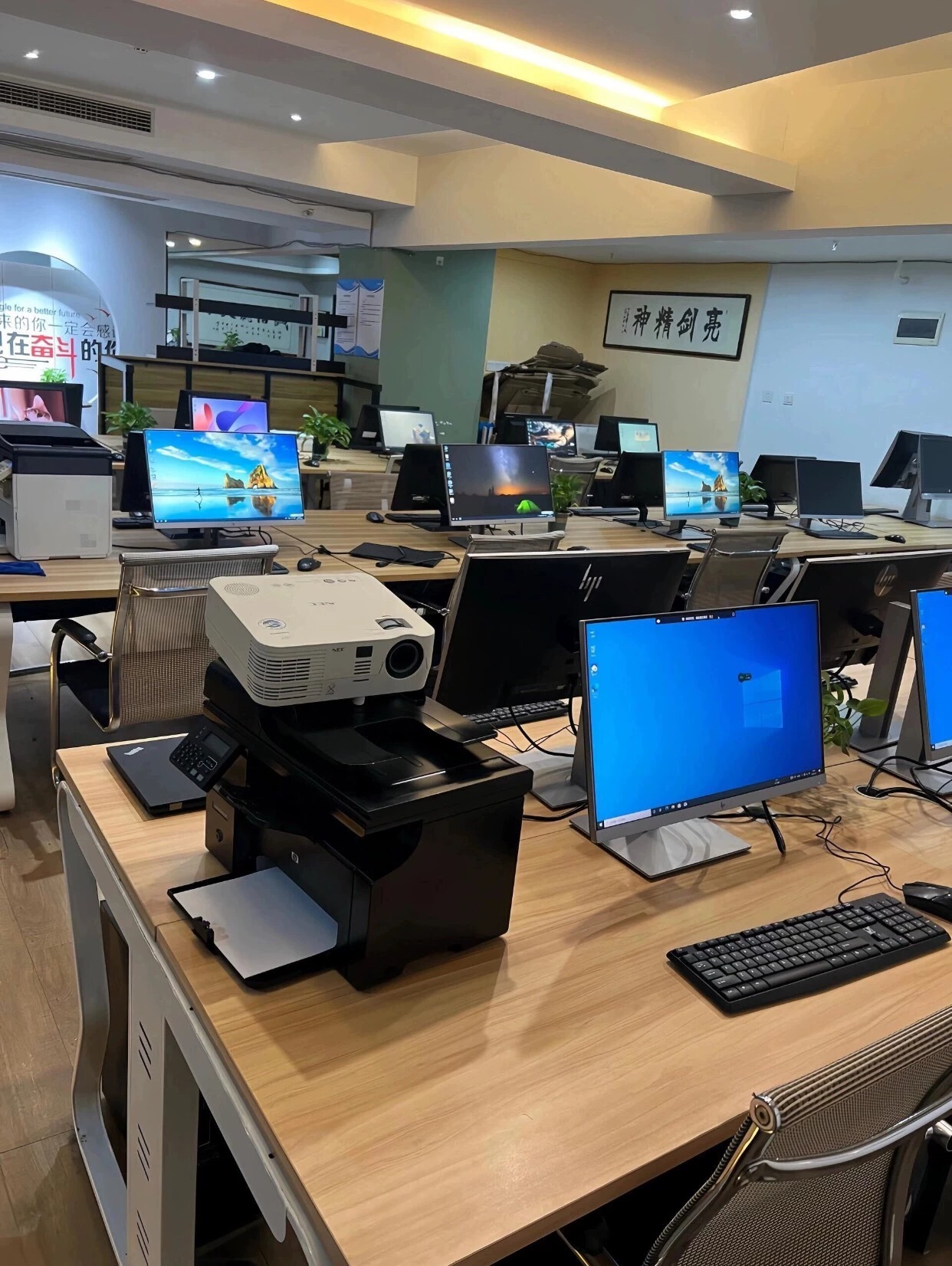 急转！！！ 分公司合并处理一批联想全套台式机，二手9成新电脑主机 急出30台二手电脑，实际使用不到一年，无任何质量问题，运行流畅，配件齐全，开机即可使用流畅